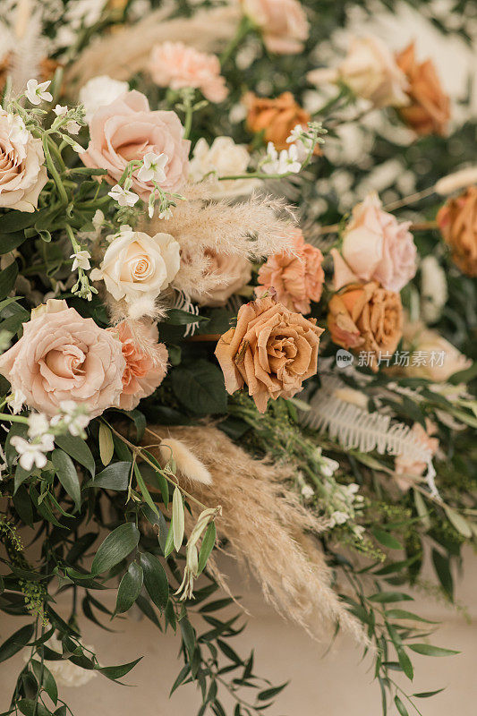 中性粉彩玫瑰，潘帕斯草，干兔尾巴，Stock Spray Flowers，白色蕨叶和绿叶Decor在一个别致的中性，浪漫的乡村现代风格的婚礼接待de肺在田纳西州的春天婚礼